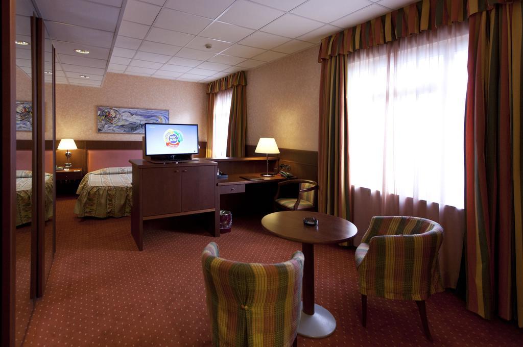 Palace Hotel Moderno 포르데노네 객실 사진