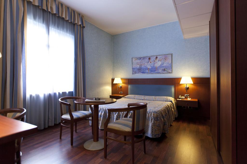 Palace Hotel Moderno 포르데노네 객실 사진