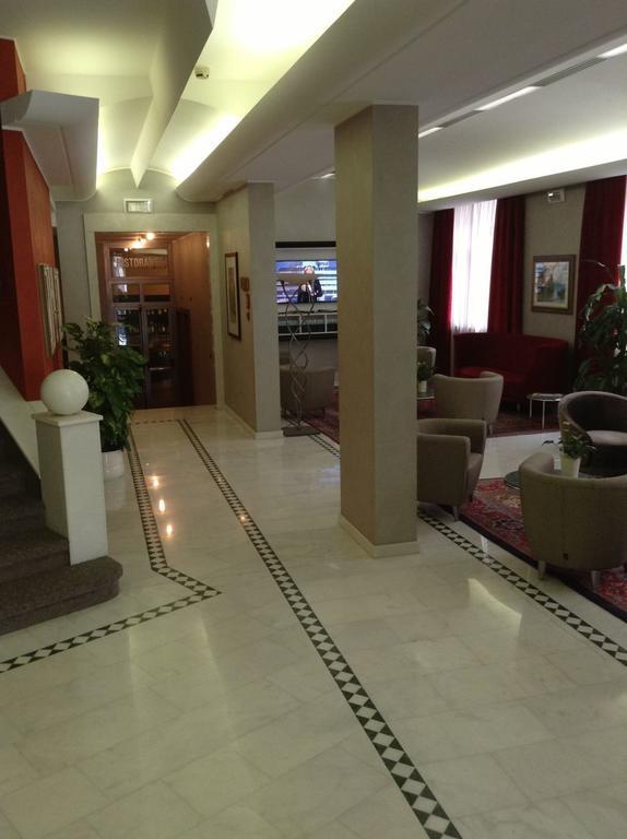Palace Hotel Moderno 포르데노네 외부 사진