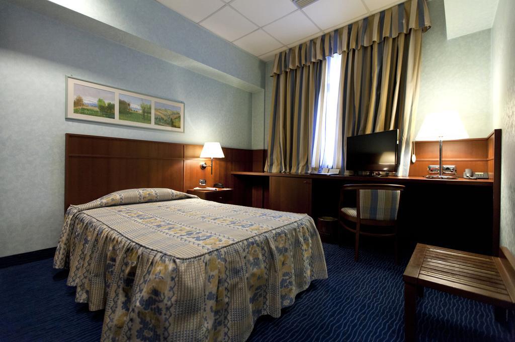 Palace Hotel Moderno 포르데노네 객실 사진