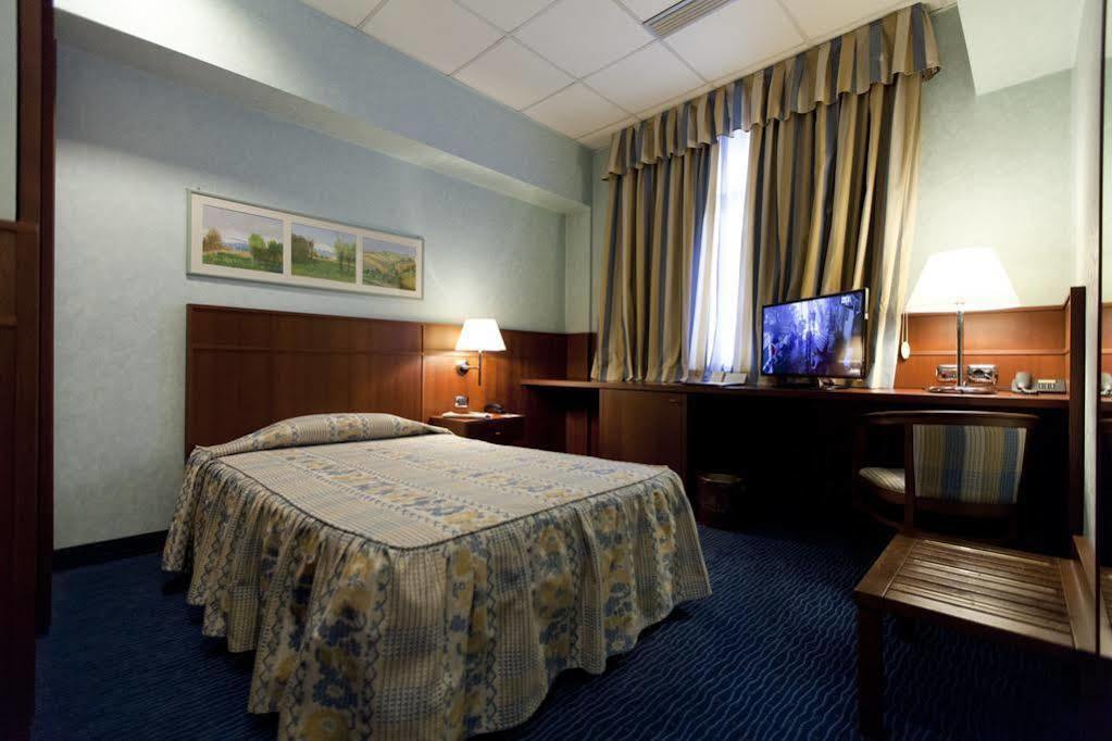 Palace Hotel Moderno 포르데노네 외부 사진