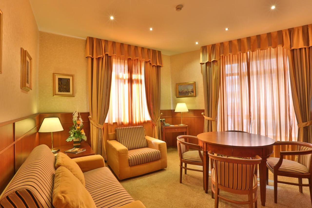 Palace Hotel Moderno 포르데노네 외부 사진