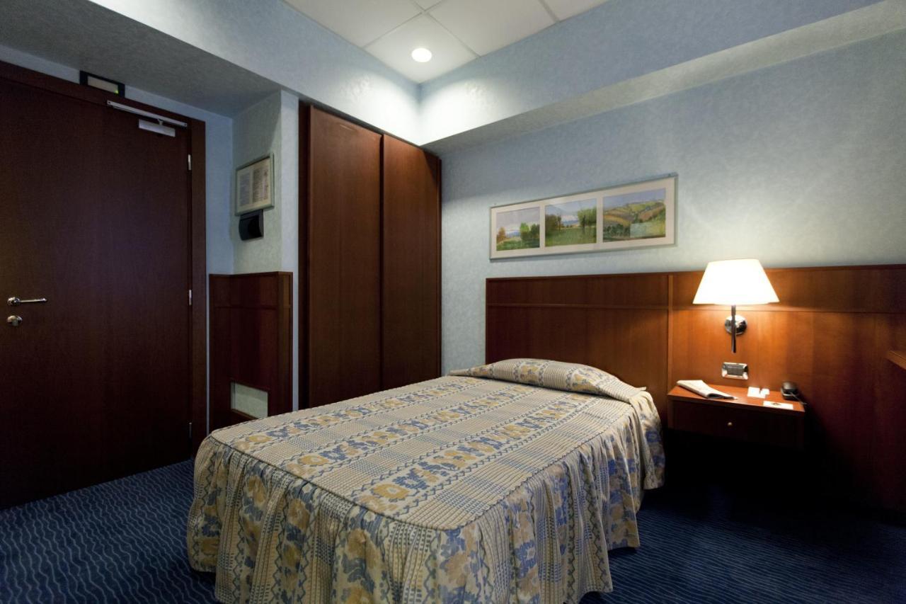 Palace Hotel Moderno 포르데노네 객실 사진