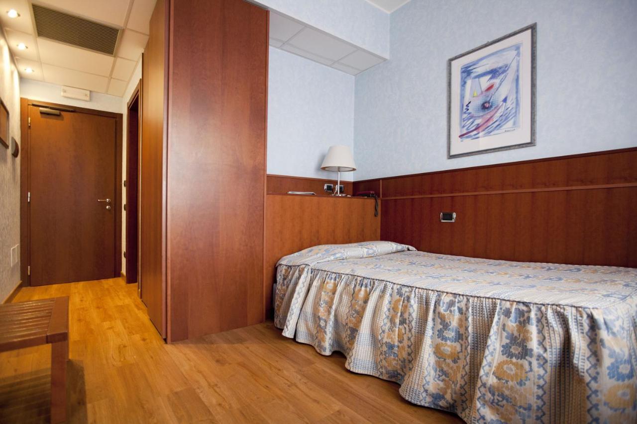 Palace Hotel Moderno 포르데노네 외부 사진